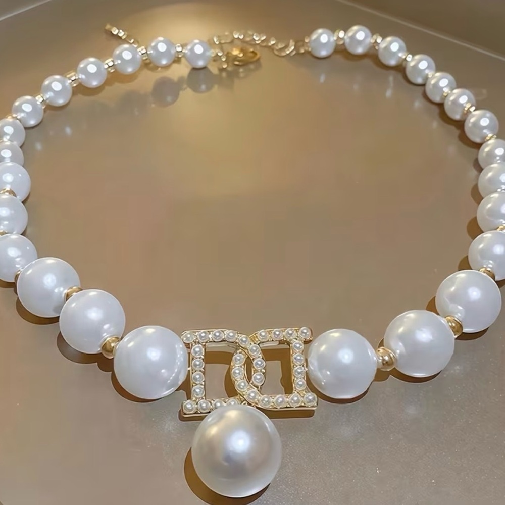 🦋HOST PICK🦋Vintage Pearl and Gold Jewelry Set - Picture 5 of 7